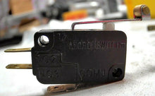 Load image into Gallery viewer, HONEYWELL MICROSWITCH V7-1B17D8-207 MINI ROLLER LEVER SPDT 11A 277V (ROHS) *FSHP