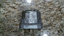 Load image into Gallery viewer, BARKSDALE D1T-A80SS PRESSURE OR VACUUM ACTUATED SWITCH - FREE SHIPPING