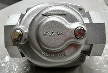 Load image into Gallery viewer, HONEYWELL V5055A 1020 INDUSTRIAL GAS VALVE W/ SAFETY SHUT OFF 1-1/2"NPT 5PSI *FS