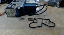 Load image into Gallery viewer, MAC VALVE 913A-PM-221BAAB PNEUMATIC SOLENOID VALVE 1/8"NPT 150PSI -FREE SHIP