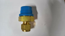 Load image into Gallery viewer, SWAGELOK B-400-1-8 BRASS MALE CONNECTOR 1/4" TUBE X 1/2" MALE NPT -FREE SHIPPING