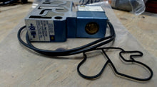 Load image into Gallery viewer, MAC VALVE 913A-PM-221BA PNEUMATIC SOLENOID VALVE 24VDC 1/8"NPT 150PSI -FREE SHIP