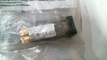 Load image into Gallery viewer, ALLEN BRADLEY 800A-M2BA24 MOMENTARY CONTACT PUSH BUTTON AMBER -FREE SHIPPING