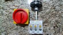 Load image into Gallery viewer, EEC ED4-3D-4SD-RG OFF/ON BASE MOUNT W/RED & YELLOW HAND. DISCONNECT-FREE SHIPPIN