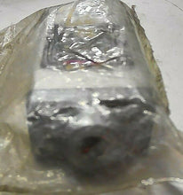 Load image into Gallery viewer, PARKER MILLER FLUID POWER 5122 PNEU SOLENOID VALVE 25-150PSI 120V 60HZ *FR SHP*