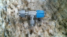 Load image into Gallery viewer, SWAGELOK SS-400-3-4TMT RUN TEE FITTING 1/4 TUBE X 1/4 MNPT X 1/4 TUBE -FREE SHIP