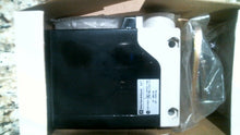 Load image into Gallery viewer, TELEMECANIQUE XUE-H3000H7 PHOTOELECTRIC SENSOR -FREE SHIPPING