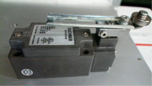 Load image into Gallery viewer, EUCHNER NG1VS-510-M LIMIT SWITCH ADJUSTABLE STEEL ROLLER LEVER ARM -FREE SHIP