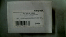 Load image into Gallery viewer, HONEYWELL R7861A-1026 DYNAMIC SELF CHECK ULTRAVIOLET FLAME AMPLIFIER -FREE SHIP