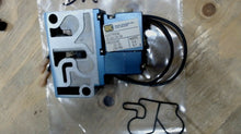 Load image into Gallery viewer, MAC VALVE 913A-PM-221BAAB PNEUMATIC SOLENOID VALVE 1/8"NPT 150PSI -FREE SHIP