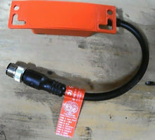 Load image into Gallery viewer, ALLEN BRADLEY 440N-Z21SS2HN GUARDMASTER SENSAGUARD SENSOR SER.A -FREE SHIPPING
