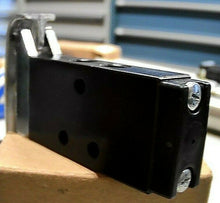 Load image into Gallery viewer, PARKER SCHRADER BELLOWS 410711000 MAN. AIR CONTROL SPOOL VALVE 4WAY 1/8&quot; NPT *FS
