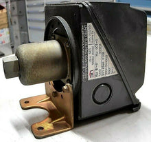 Load image into Gallery viewer, UNITED ELECTRIC CONTROLS TYPE J300 PRESSURE CONTROLLER 0-100PSI 15A *FREE SHIP*

