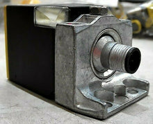 Load image into Gallery viewer, TURCK NI20-CK40-VN4X2-H1141 INDUCTIVE SENSOR &amp; BRACKET 10-65VDC 200MA SN20MM *FS
