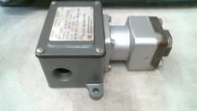 Load image into Gallery viewer, UNITED ELECTRIC CONTROLS J6-S52-8749 PRESSURE SWITCH 2500PSI 15A 480VAC-FREESHIP
