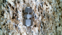 Load image into Gallery viewer, SWAGELOK SS-810-6-6 1/2&quot; x 3/8&quot; TUBE REDUCING UNION - FREE SHIPPING

