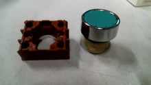 Load image into Gallery viewer, SIEMENS 3SB02-PFG 22MM PUSHBUTTON FLUSH GREEN -FREE SHIPPING
