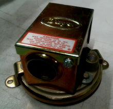 Load image into Gallery viewer, DWYER 1910-1 PRESSURE SWITCH -FREE SHIPPING
